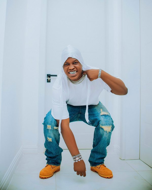 Explora grillz únicos y joyas dentales a medida